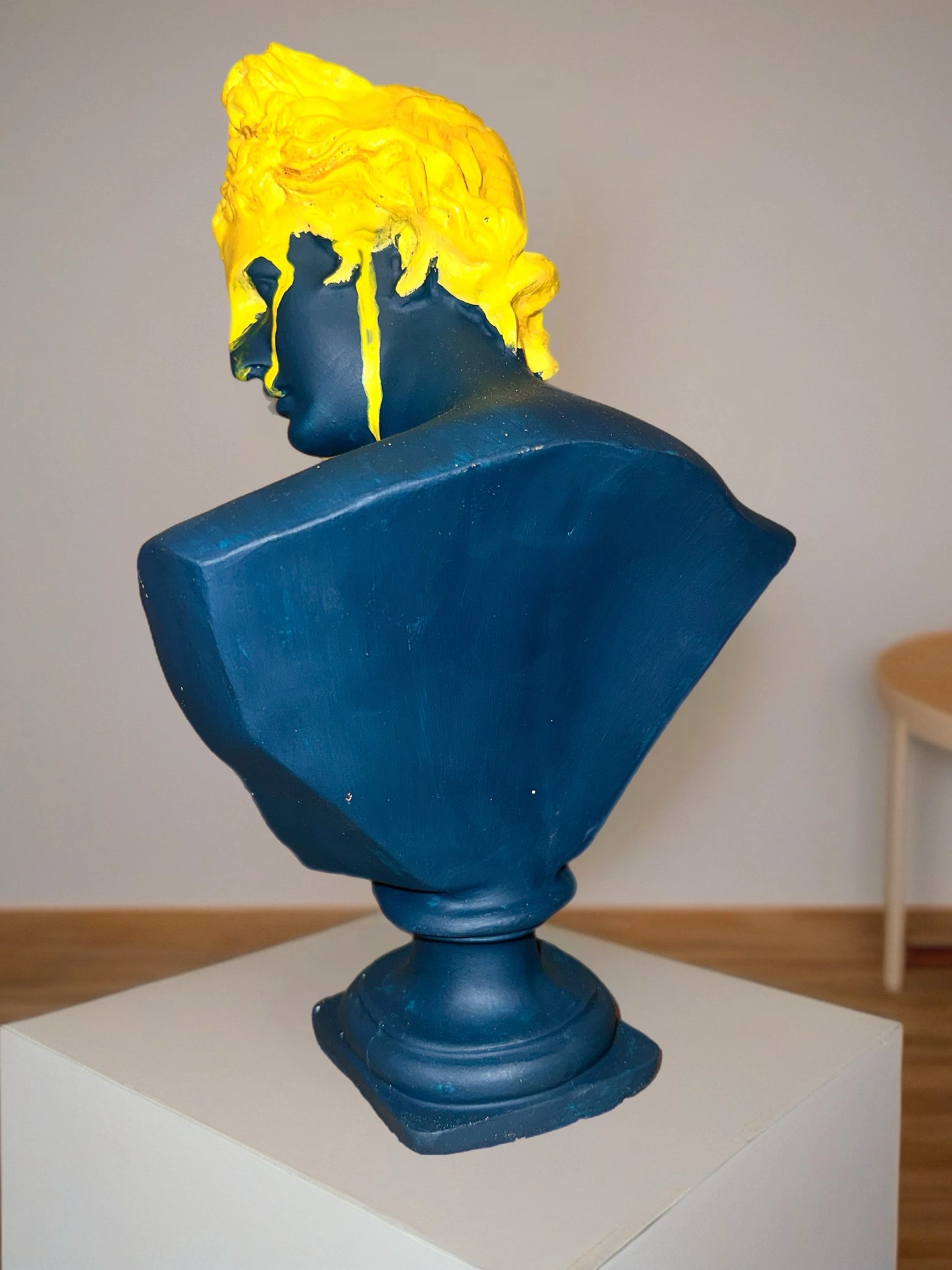 Modern Apollon büstü arkadan görünüm - lacivert yüzey detaylı