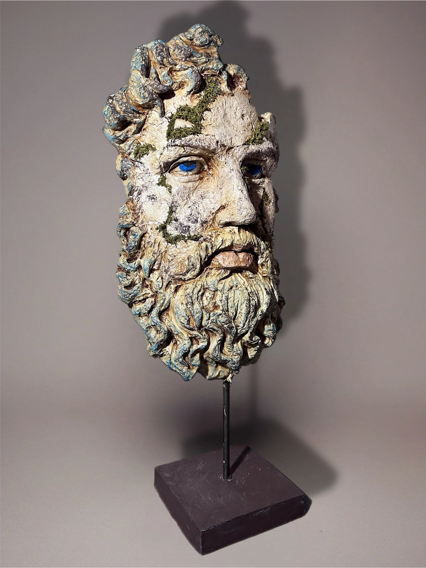 Poseidon’un Yankısı Mitolojik Deniz Tanrısı Büst Heykeli - Sol profilden görünüm