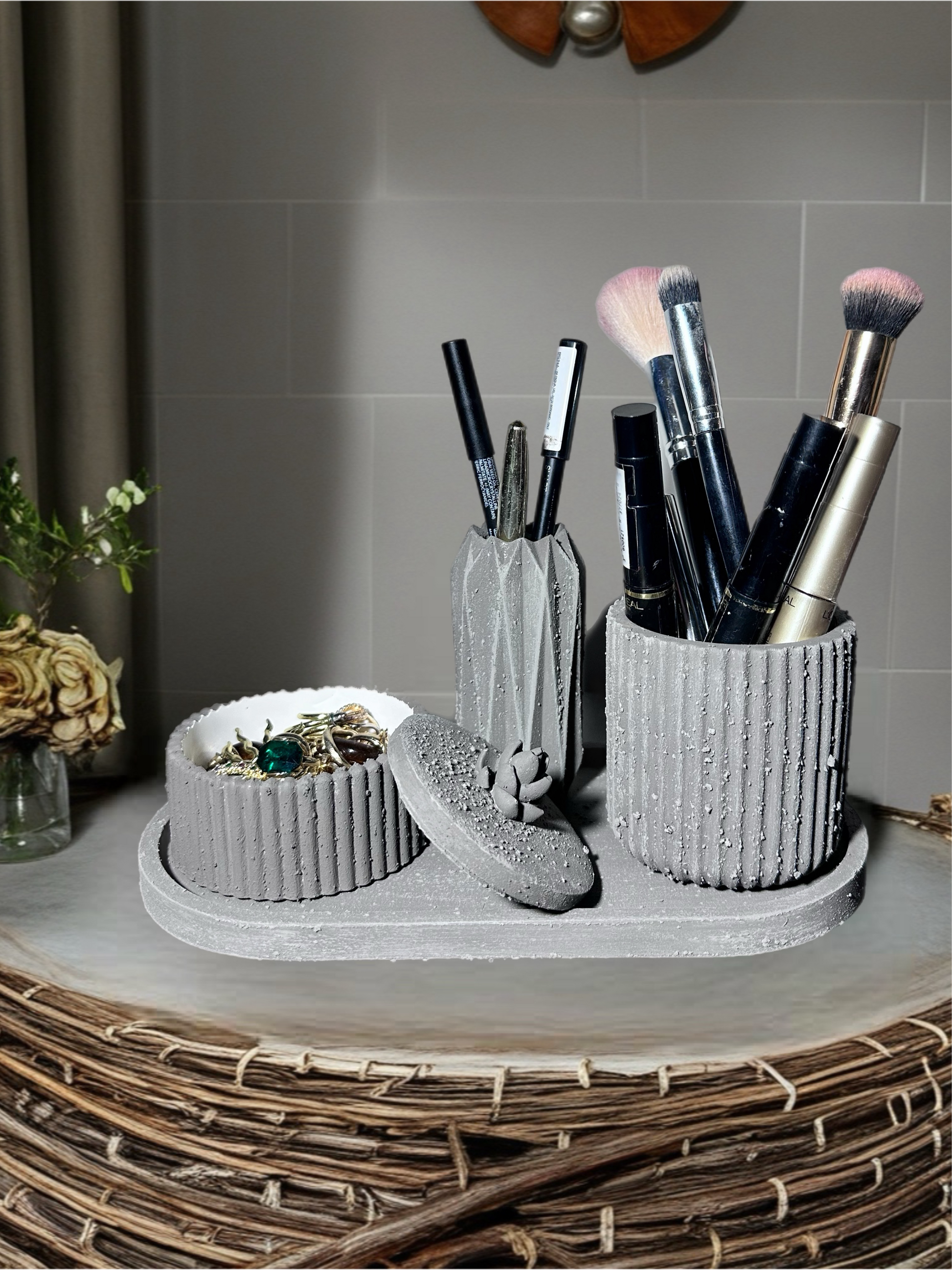 Antrasit Armoni Dekoratif Kapaklı Düzenleyici - Kullanım Senaryosu Görünümü