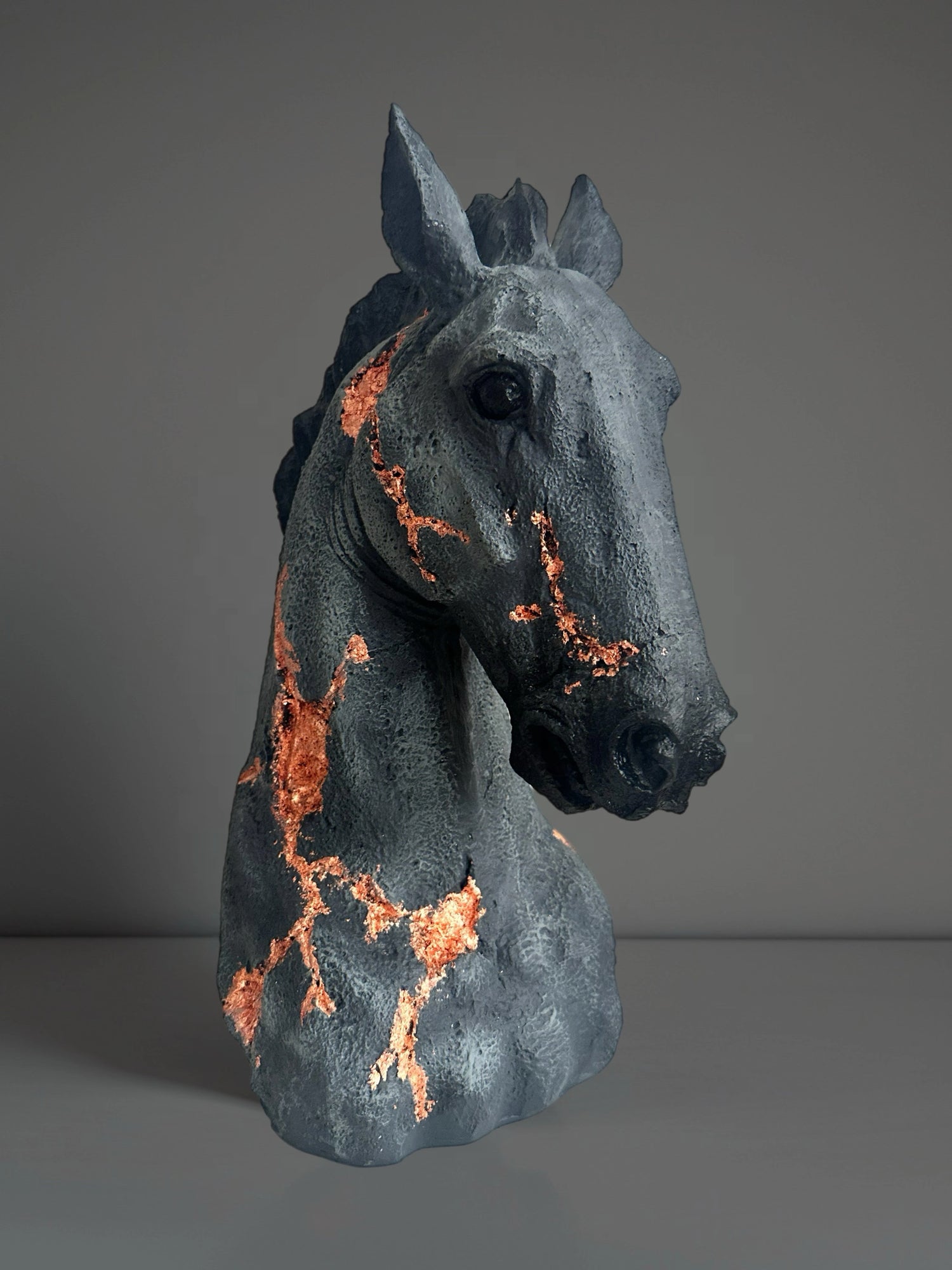 Antrasit ve bakır detaylı modern at figürü - Bakırın Yankısı önden görsel