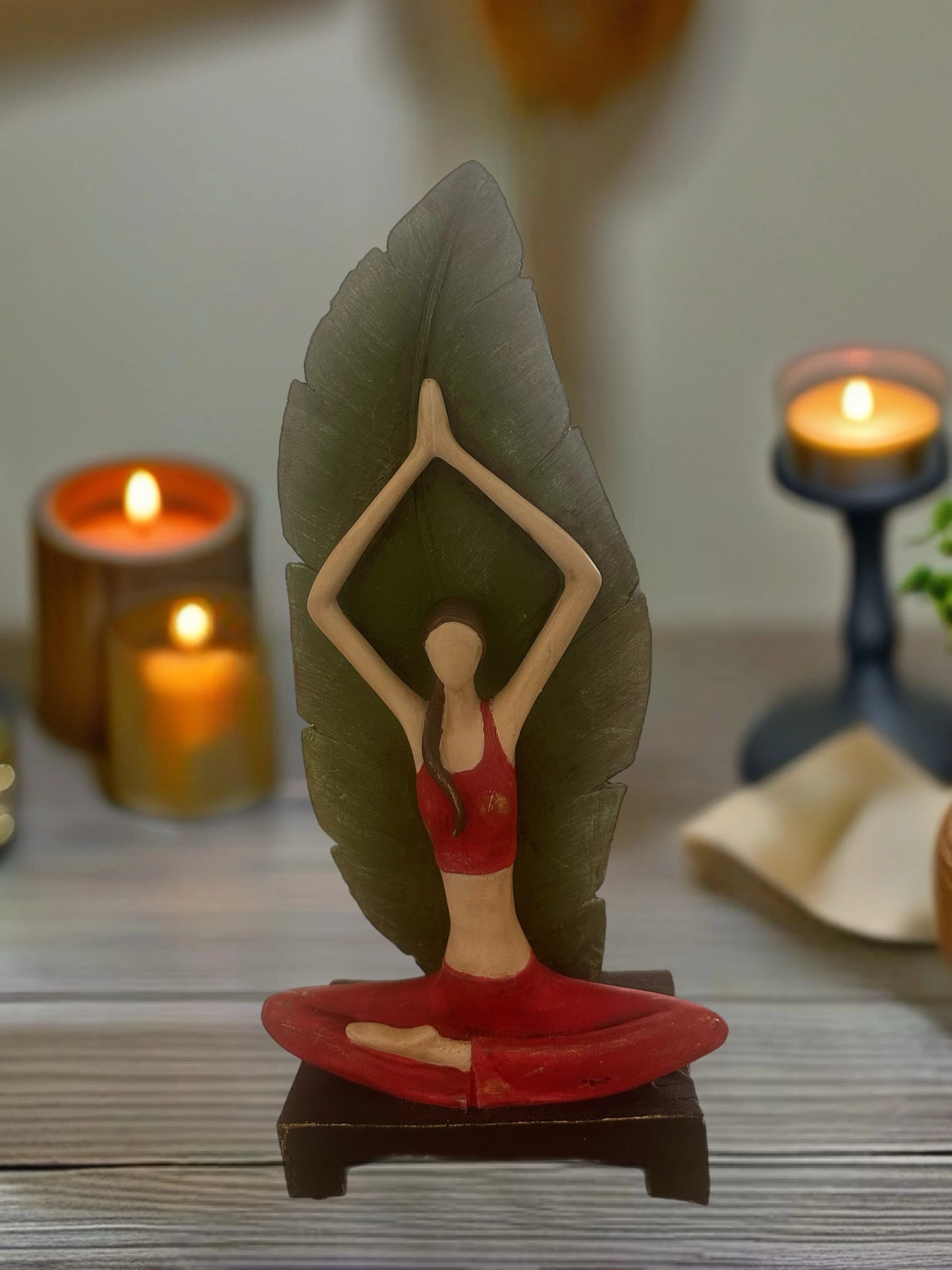 El boyaması kırmızı-yeşil Meditasyon Kadın Heykeli - Doğanın Nefesi ön açıdan görsel #1