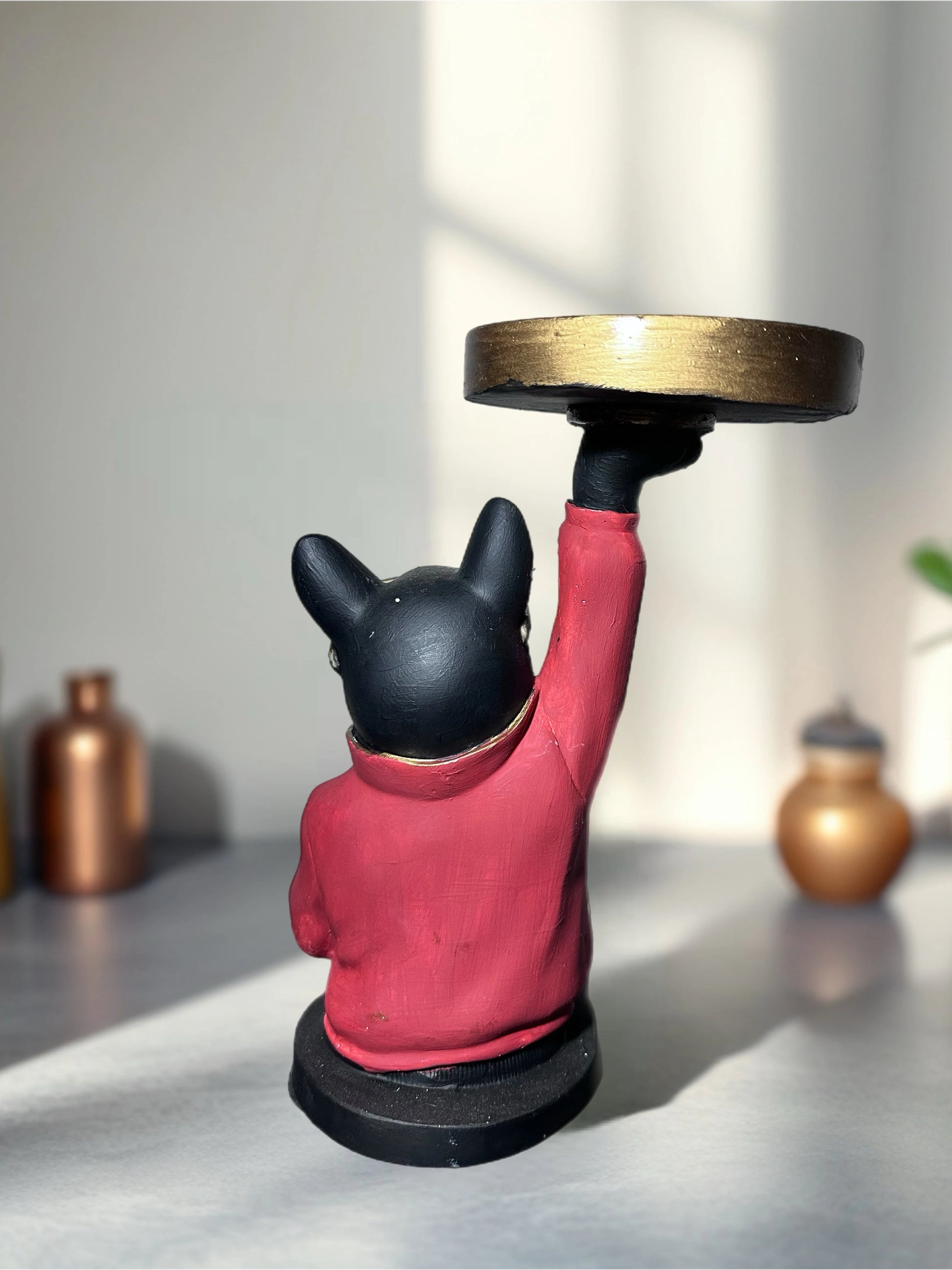 Kırmızı Ceketli Dost Tepsi Tutan Modern Köpek Heykeli - Arkadan görünüm