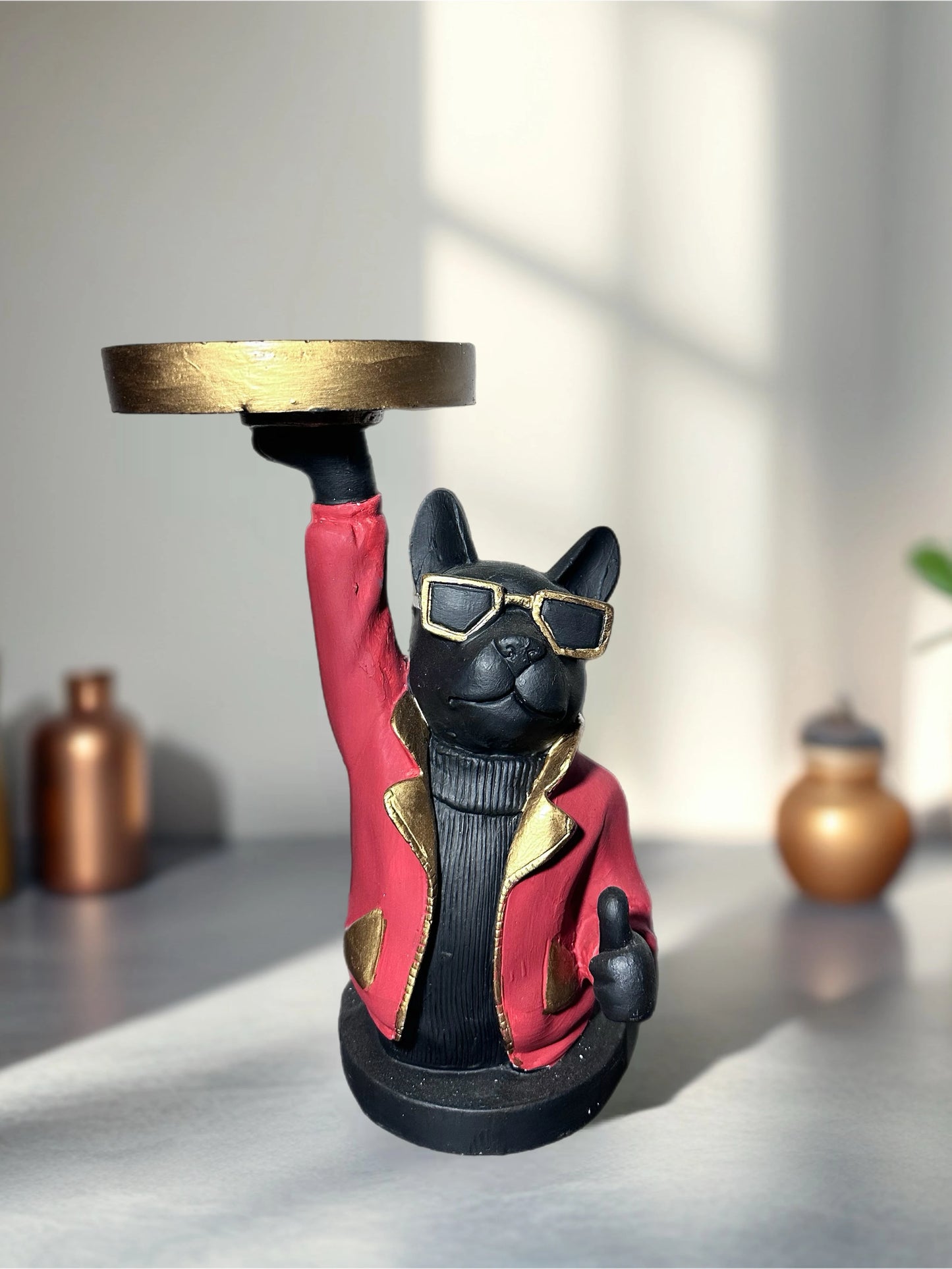 Kırmızı Ceketli Dost Tepsi Tutan Modern Köpek Heykeli - Önden görünüm