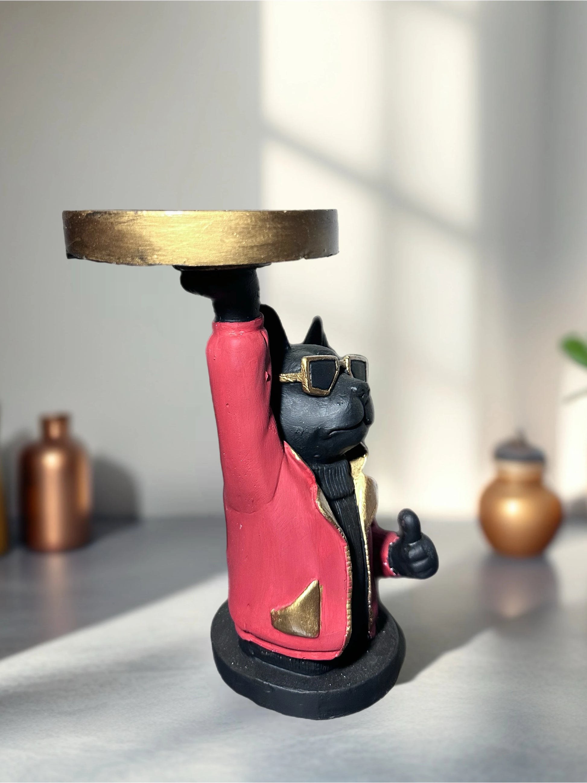 Kırmızı Ceketli Dost Tepsi Tutan Modern Köpek Heykeli - Sağ profilden görünüm