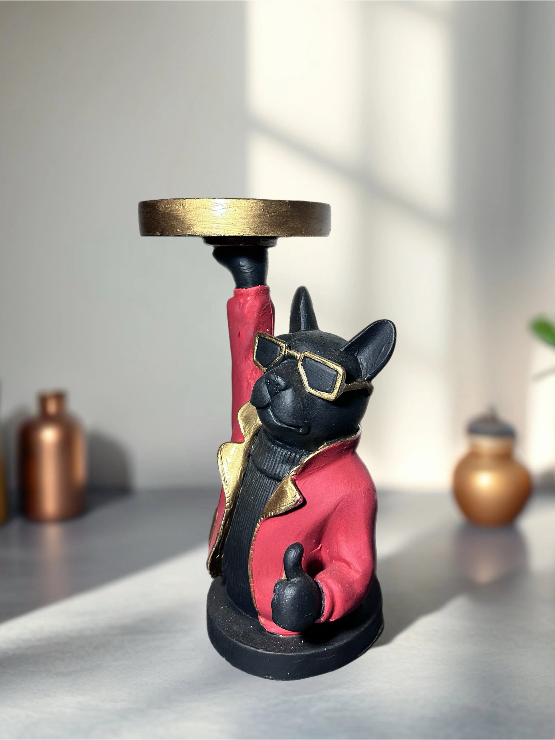 Kırmızı Ceketli Dost Tepsi Tutan Modern Köpek Heykeli - Sol profilden görünüm