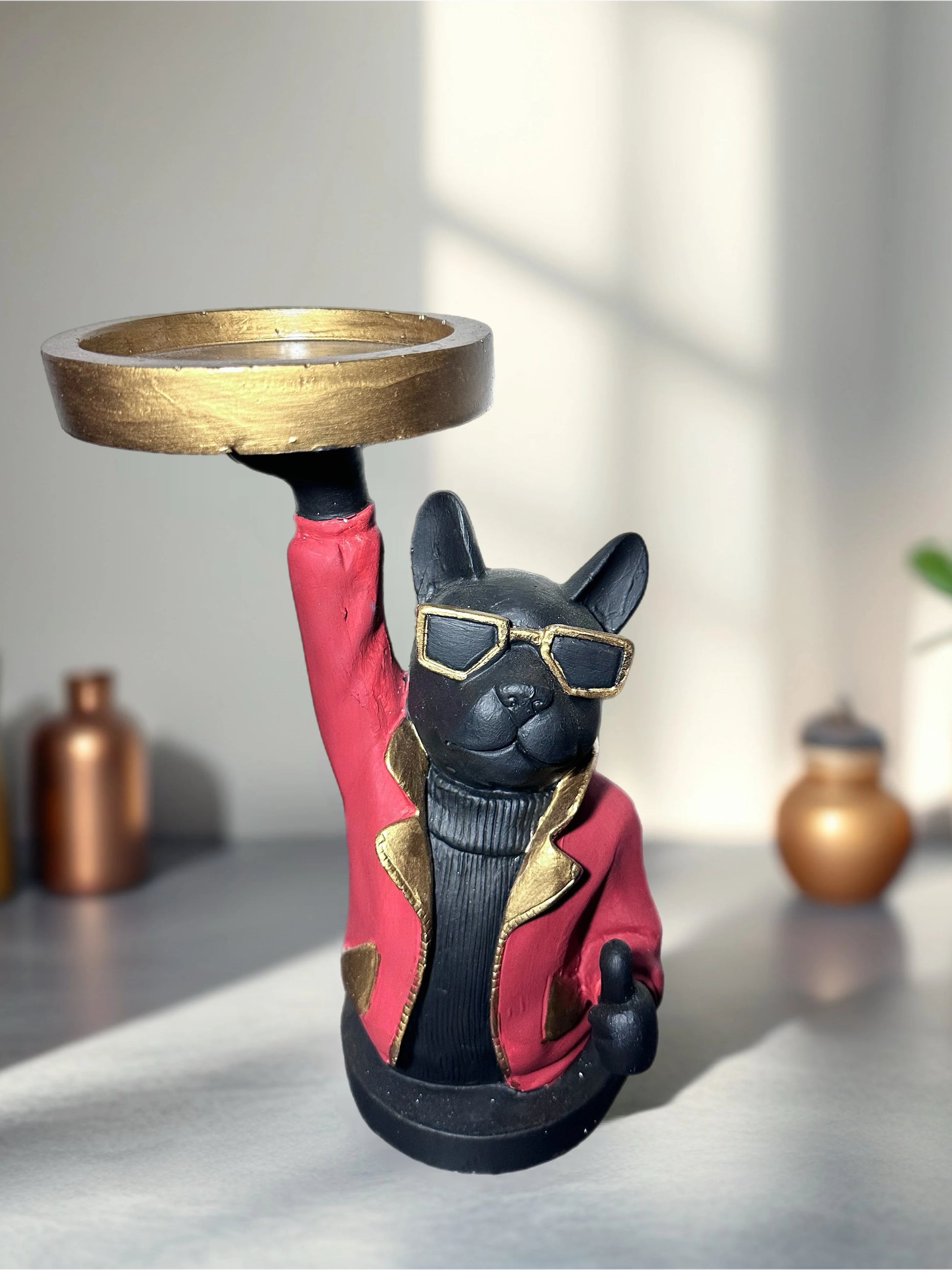 Kırmızı Ceketli Dost Tepsi Tutan Modern Köpek Heykeli - Üstten görünüm