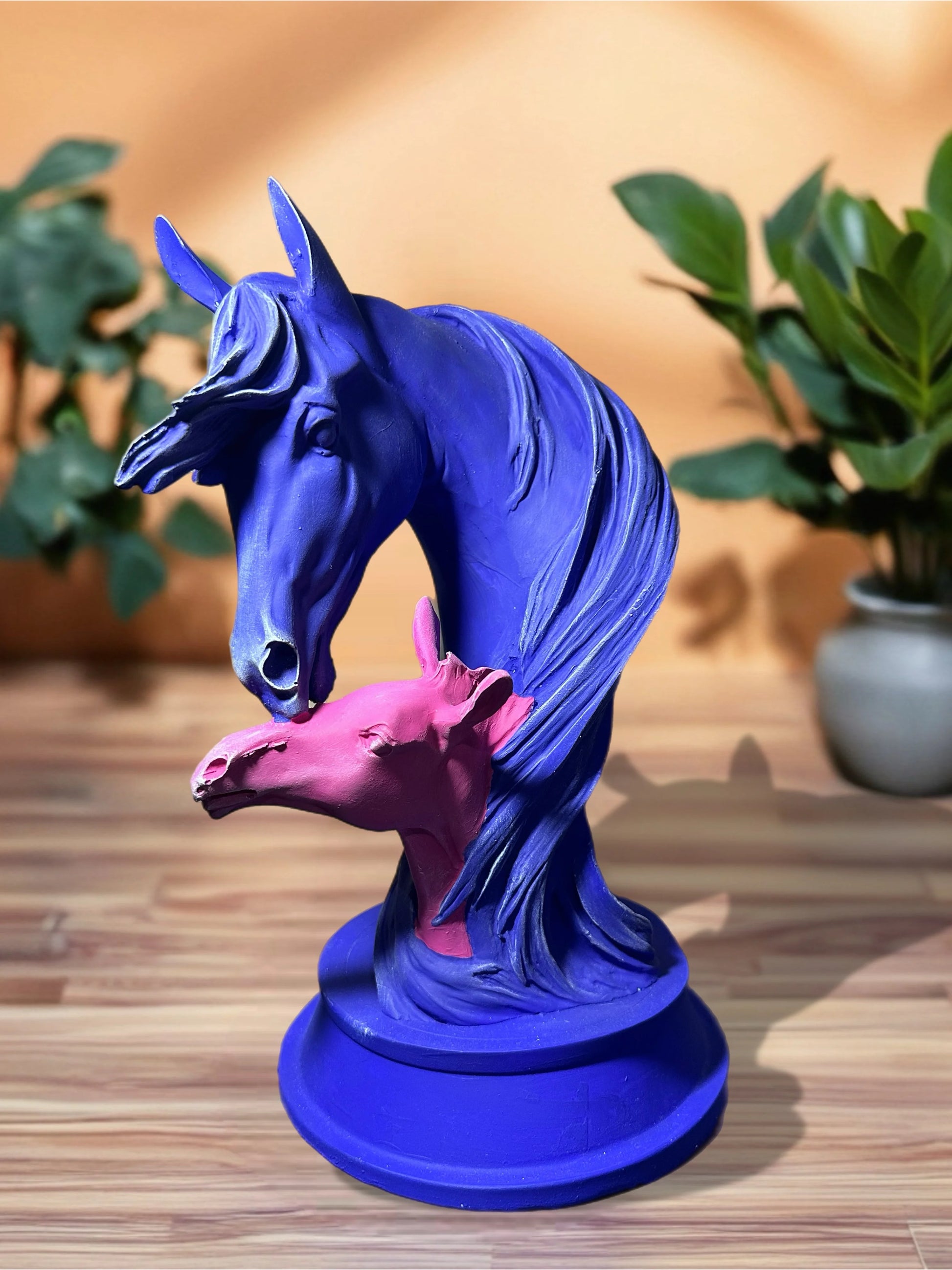 Mavinin Kalbi Anne ve Yavru At Heykeli - Sol profilden görünüm