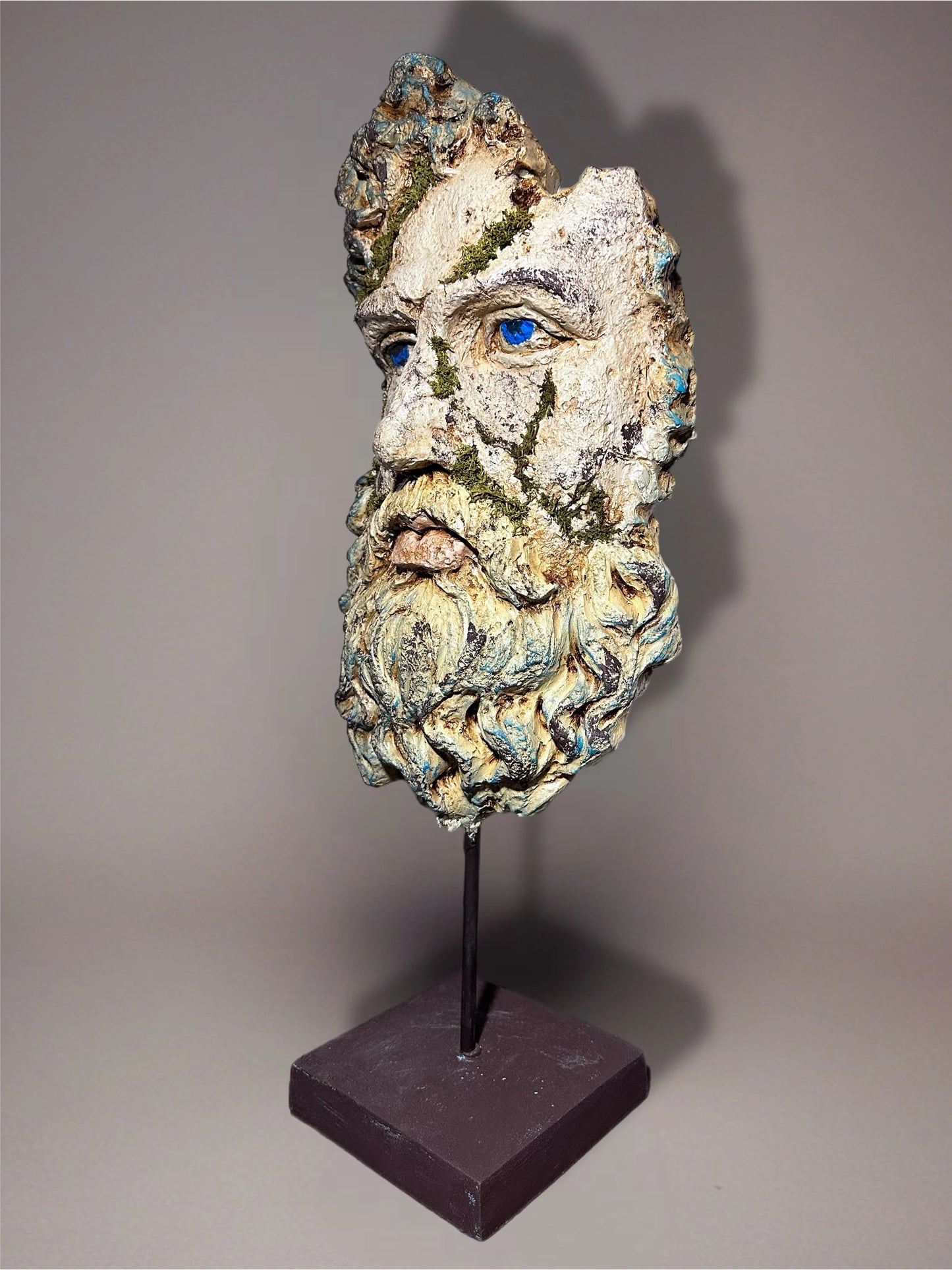 Poseidon’un Yankısı Mitolojik Deniz Tanrısı Büst Heykeli - Sağ profilden görünüm