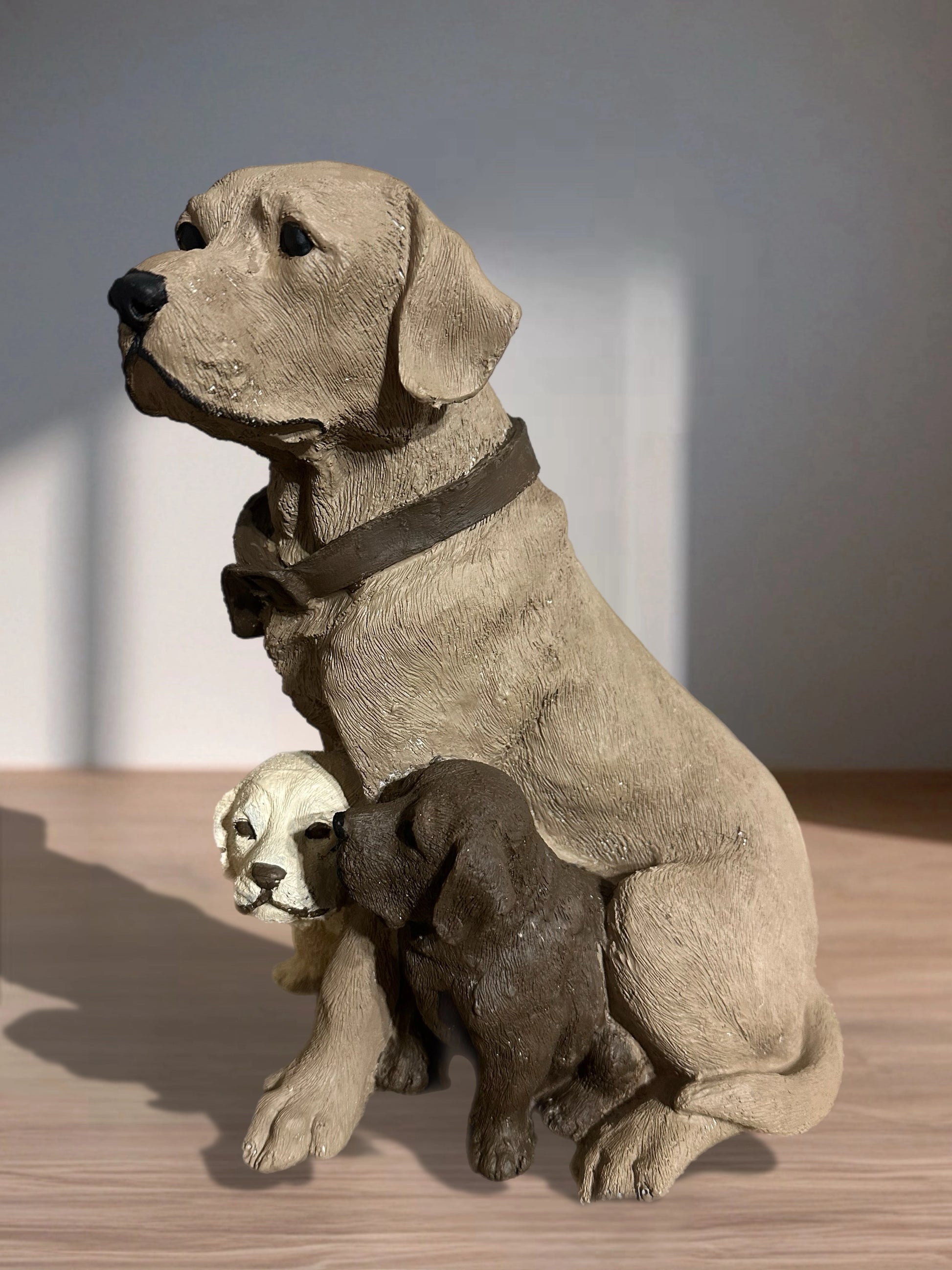 Sadakatin Kalbi Anne Köpek ve Yavruları Heykeli - Sağ profilden görünüm