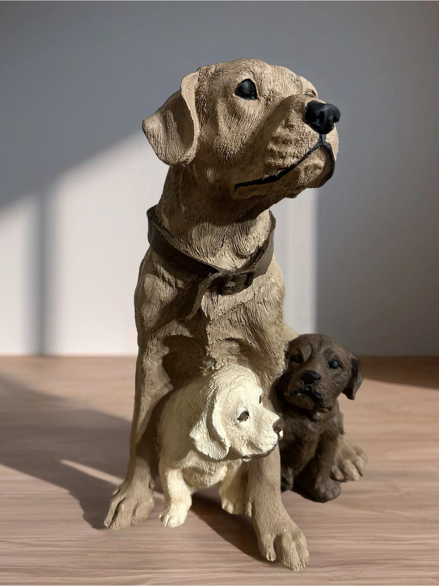 Sadakatin Kalbi Anne Köpek ve Yavruları Heykeli - Sol profilden görünüm