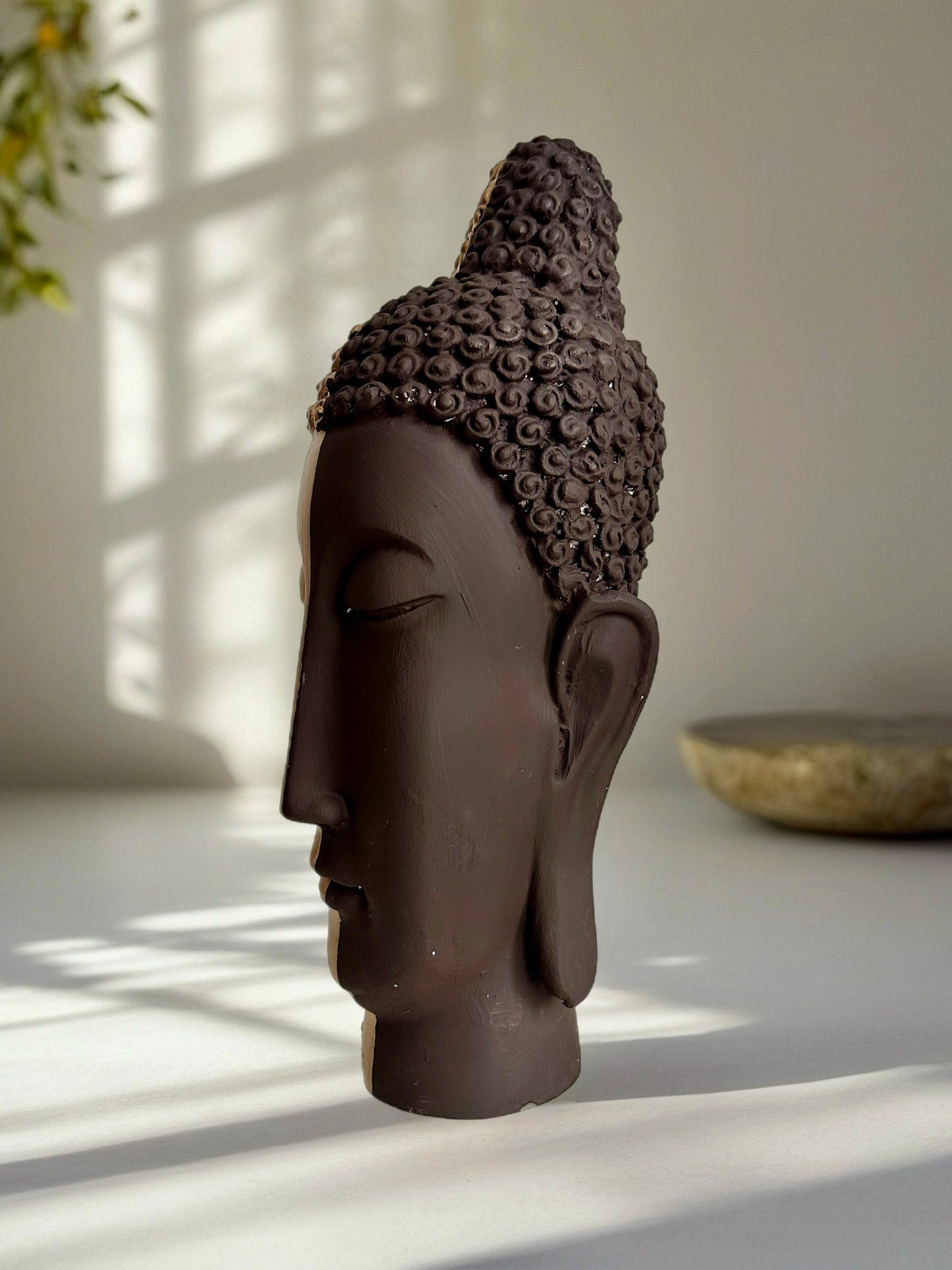 Koyu tonlu sol profilden Buda heykeli görünümü - El boyaması polyester heykel