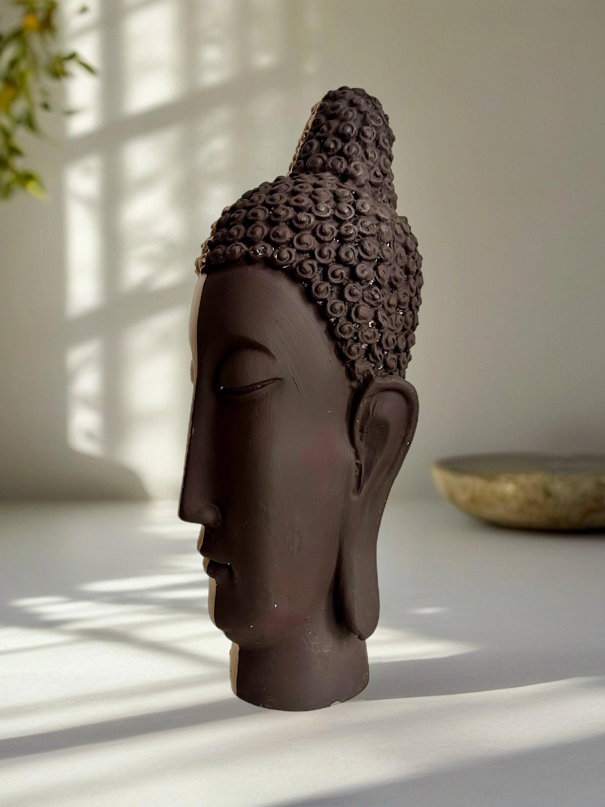 Koyu tonlu sol profilden Buda heykeli görünümü - El boyaması polyester heykel