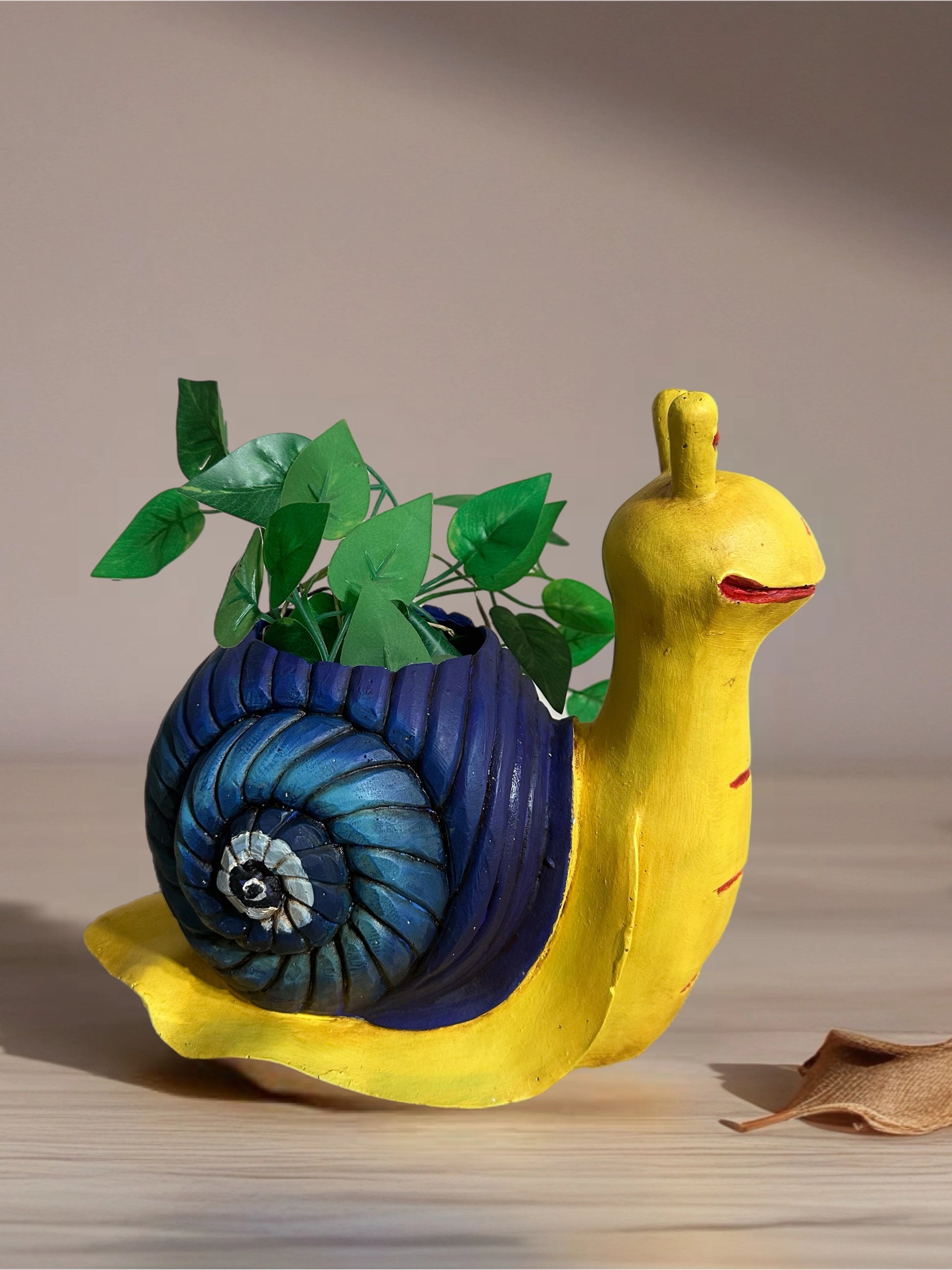 Yavaş Zamanın Neşesi Dekoratif Salyangoz Saksı - Sağdan görünüm