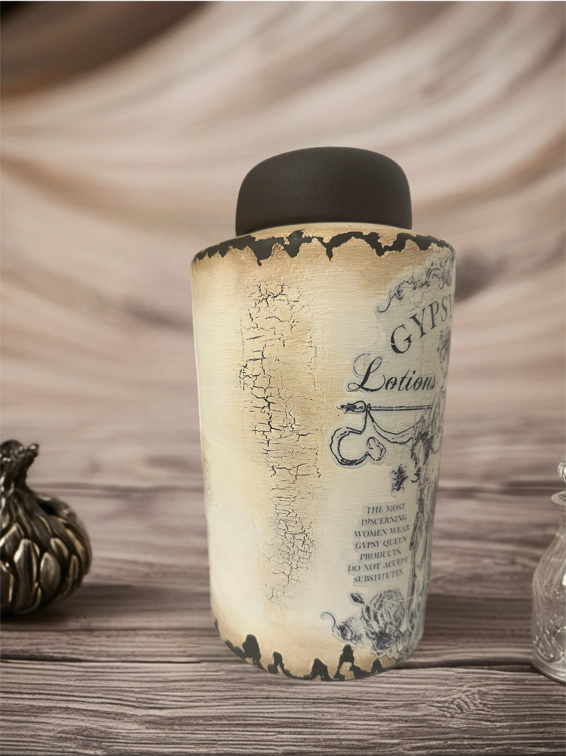 Zamanın Fısıltısı Dekoratif Kapaklı Vazo - Sağdan görünüm