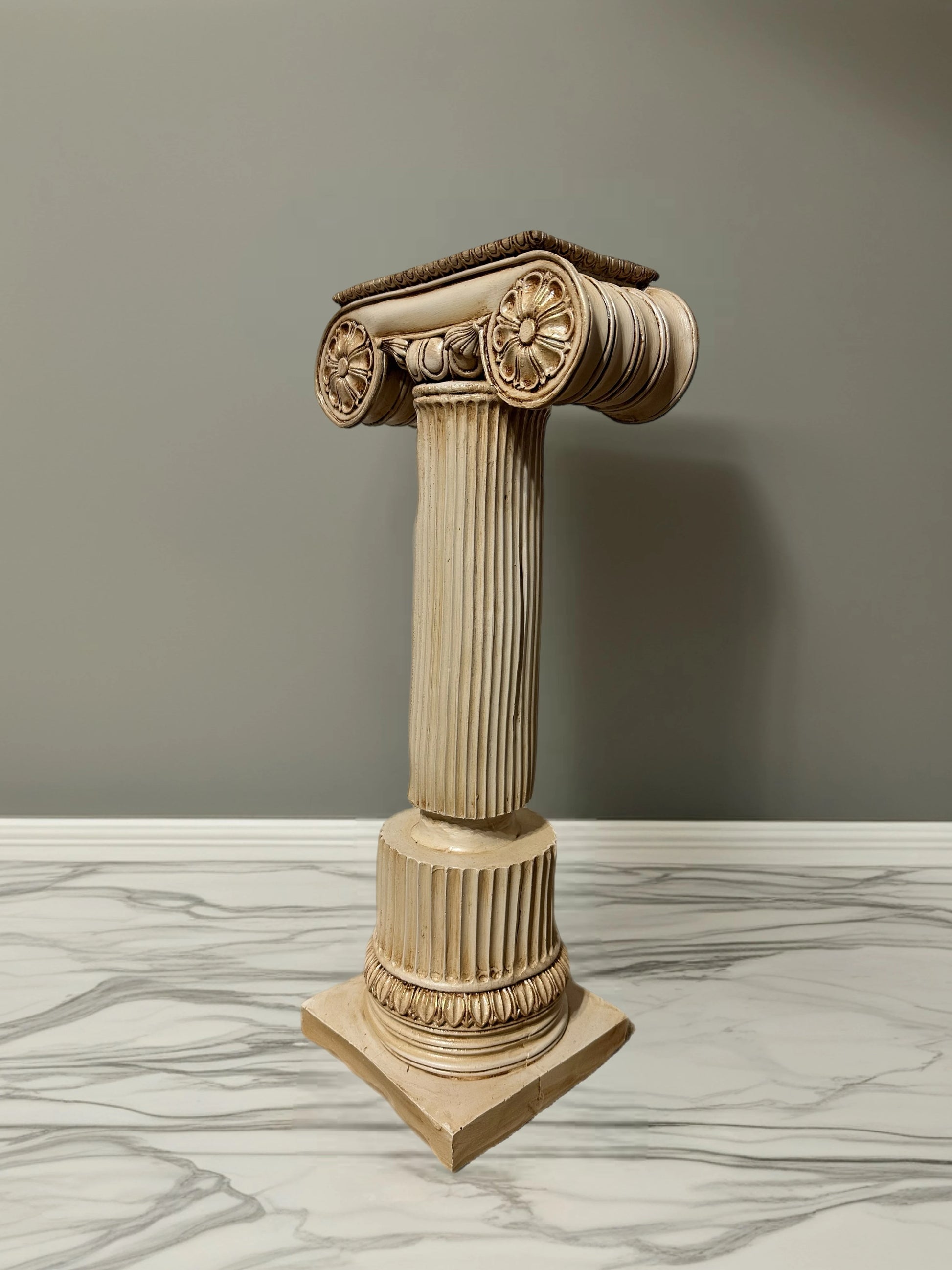 Zamanın Taşıyıcısı Antik Dekoratif Sütun Heykeli - Yan profilden görünüm