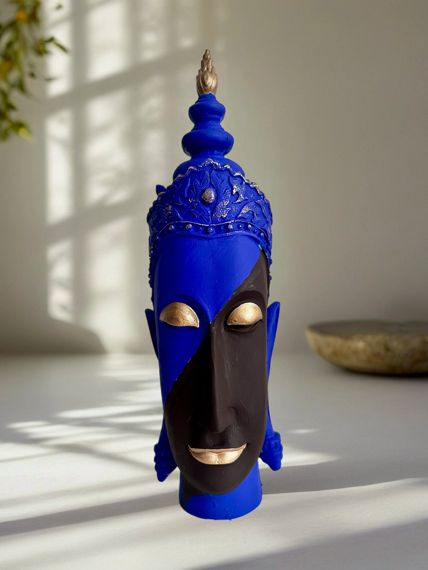 Kraliyet Mavisi Siyah El Boyaması Buda Heykeli - Zihnin Gölgesi Önden Görsel